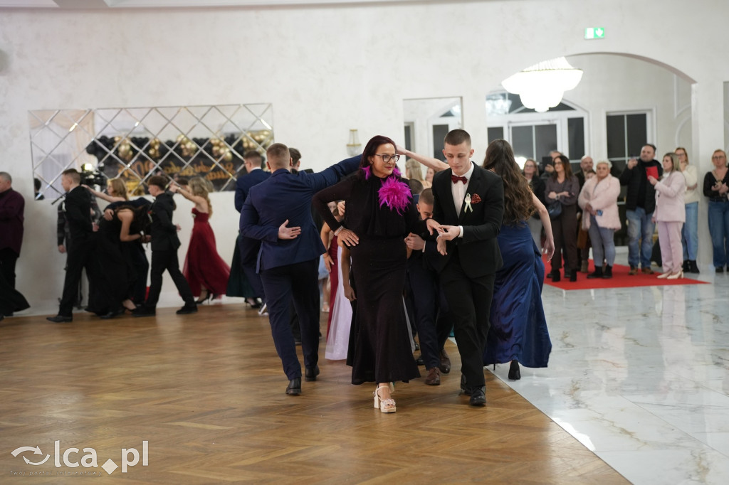 Mundurowa elegancja w Lubinie. Studniówka VII LO