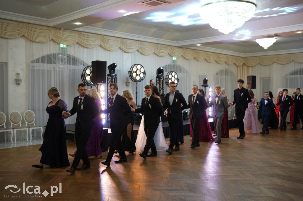 Mundurowa elegancja w Lubinie. Studniówka VII LO