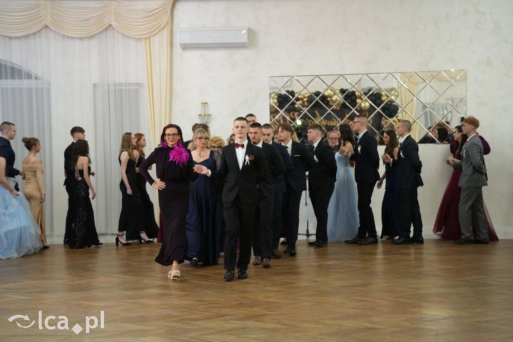 Mundurowa elegancja w Lubinie. Studniówka VII LO