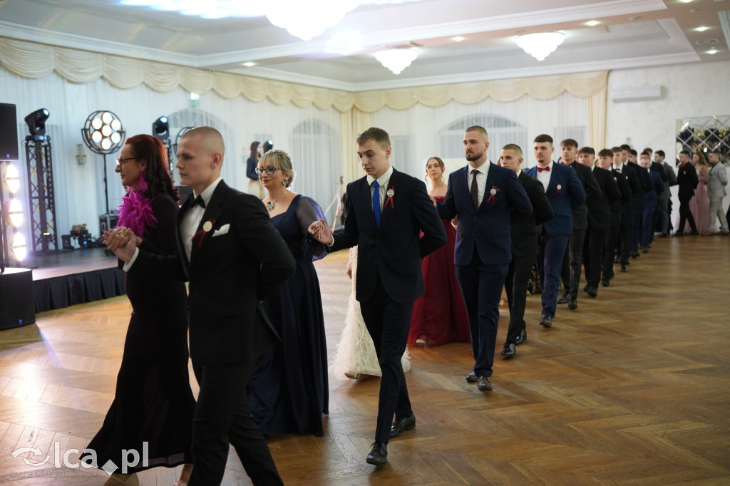 Mundurowa elegancja w Lubinie. Studniówka VII LO