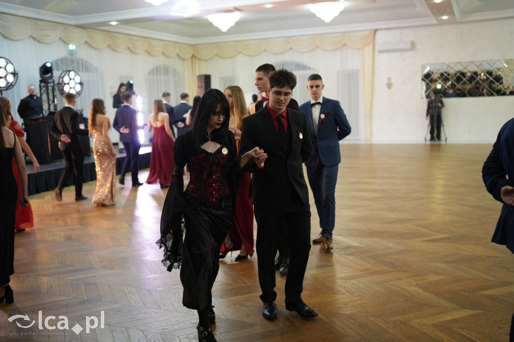 Mundurowa elegancja w Lubinie. Studniówka VII LO