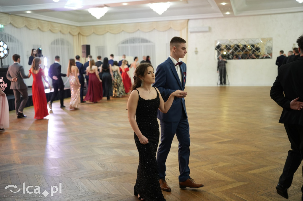 Mundurowa elegancja w Lubinie. Studniówka VII LO