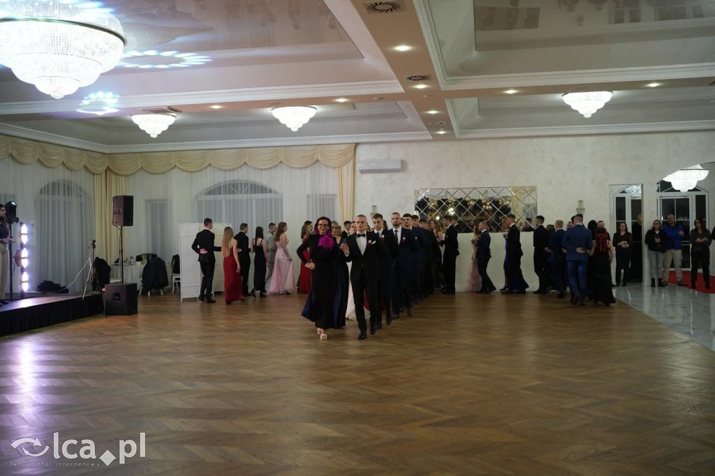 Mundurowa elegancja w Lubinie. Studniówka VII LO