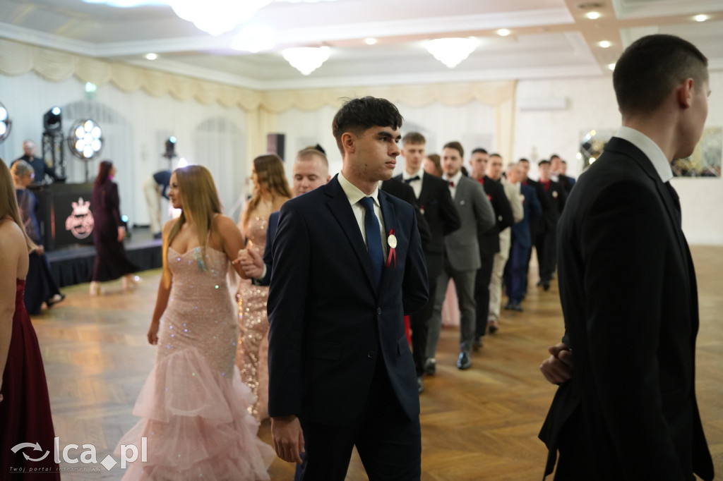 Mundurowa elegancja w Lubinie. Studniówka VII LO