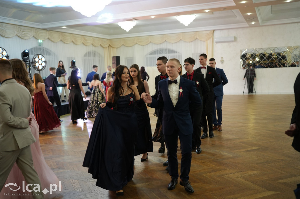 Mundurowa elegancja w Lubinie. Studniówka VII LO