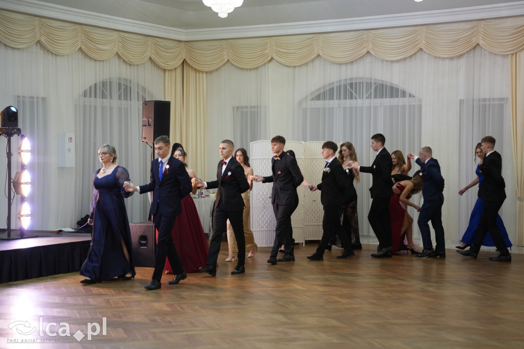 Mundurowa elegancja w Lubinie. Studniówka VII LO