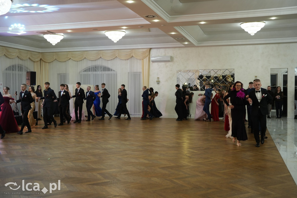 Mundurowa elegancja w Lubinie. Studniówka VII LO