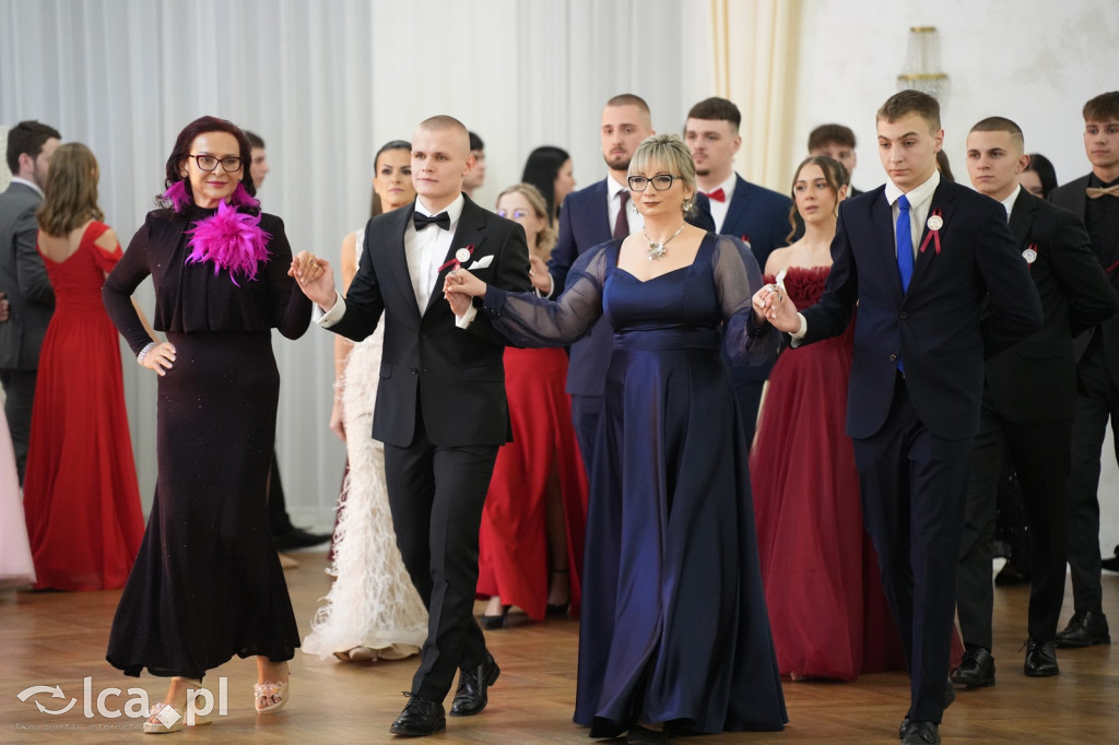 Mundurowa elegancja w Lubinie. Studniówka VII LO