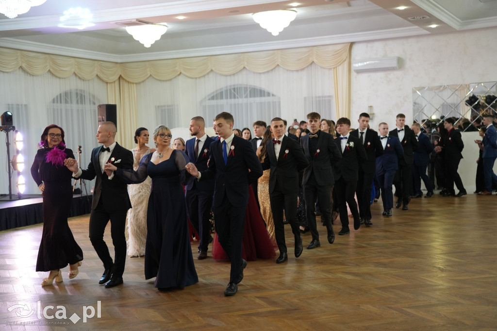 Mundurowa elegancja w Lubinie. Studniówka VII LO