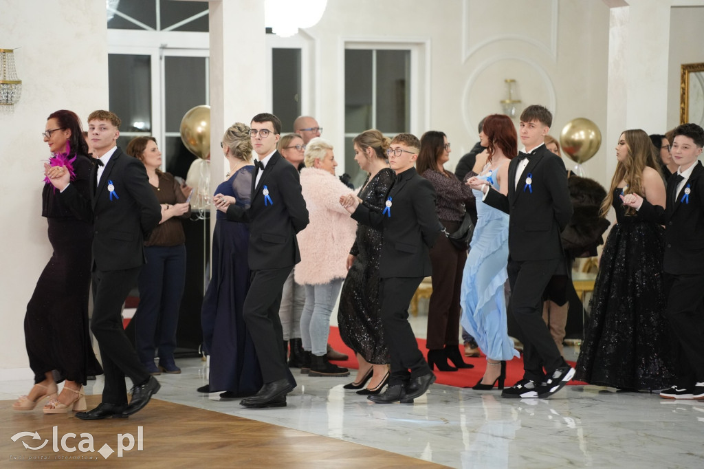 Mundurowa elegancja w Lubinie. Studniówka VII LO