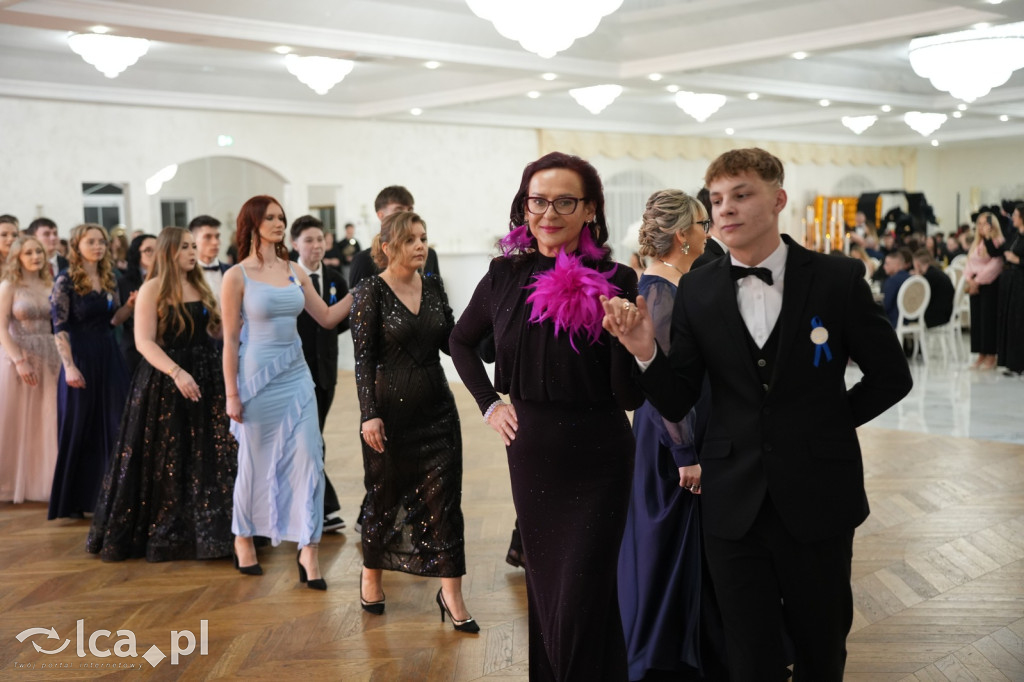 Mundurowa elegancja w Lubinie. Studniówka VII LO