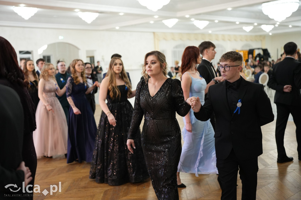 Mundurowa elegancja w Lubinie. Studniówka VII LO