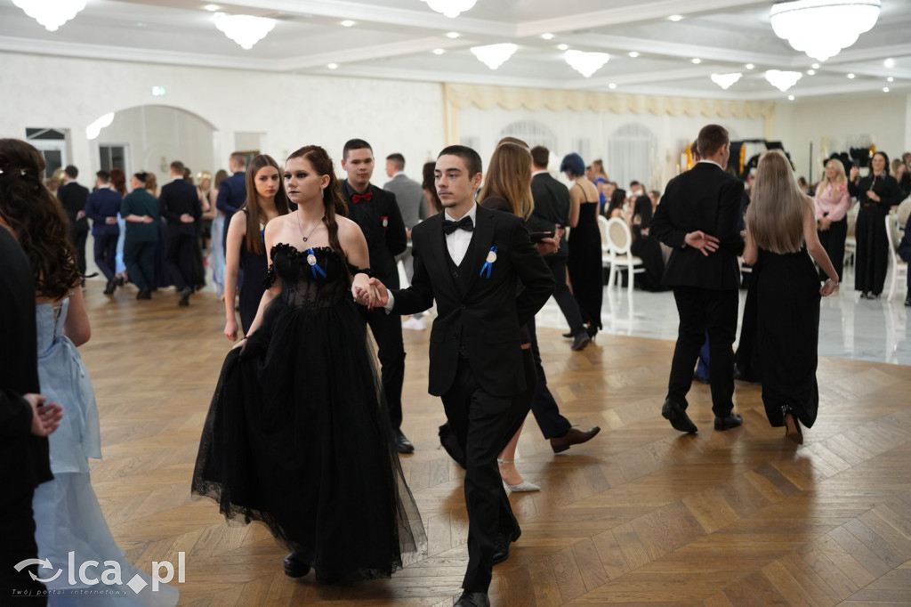 Mundurowa elegancja w Lubinie. Studniówka VII LO