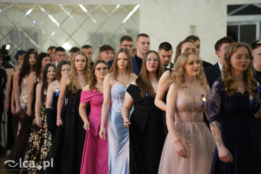 Mundurowa elegancja w Lubinie. Studniówka VII LO