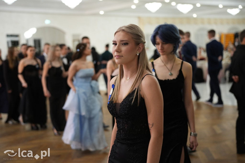 Mundurowa elegancja w Lubinie. Studniówka VII LO