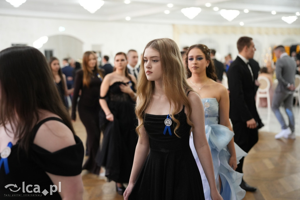 Mundurowa elegancja w Lubinie. Studniówka VII LO