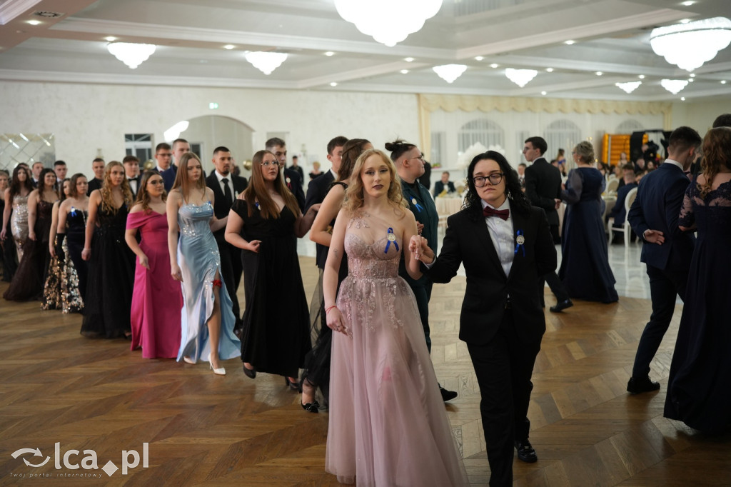 Mundurowa elegancja w Lubinie. Studniówka VII LO