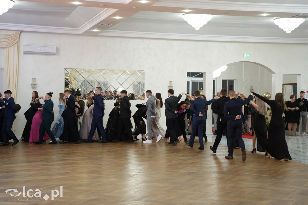 Mundurowa elegancja w Lubinie. Studniówka VII LO