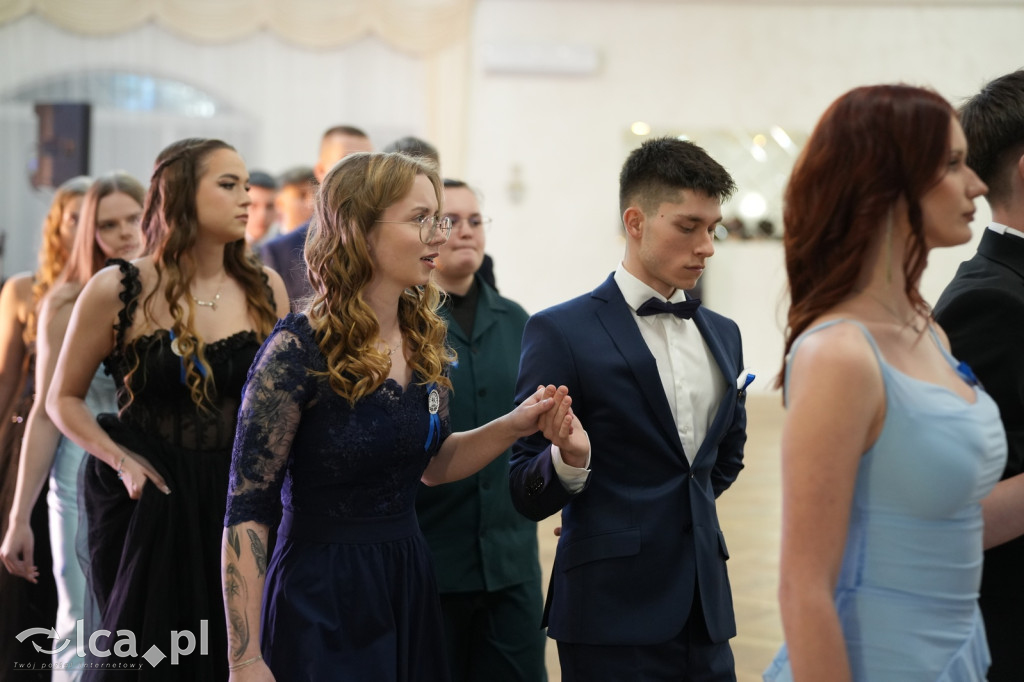 Mundurowa elegancja w Lubinie. Studniówka VII LO