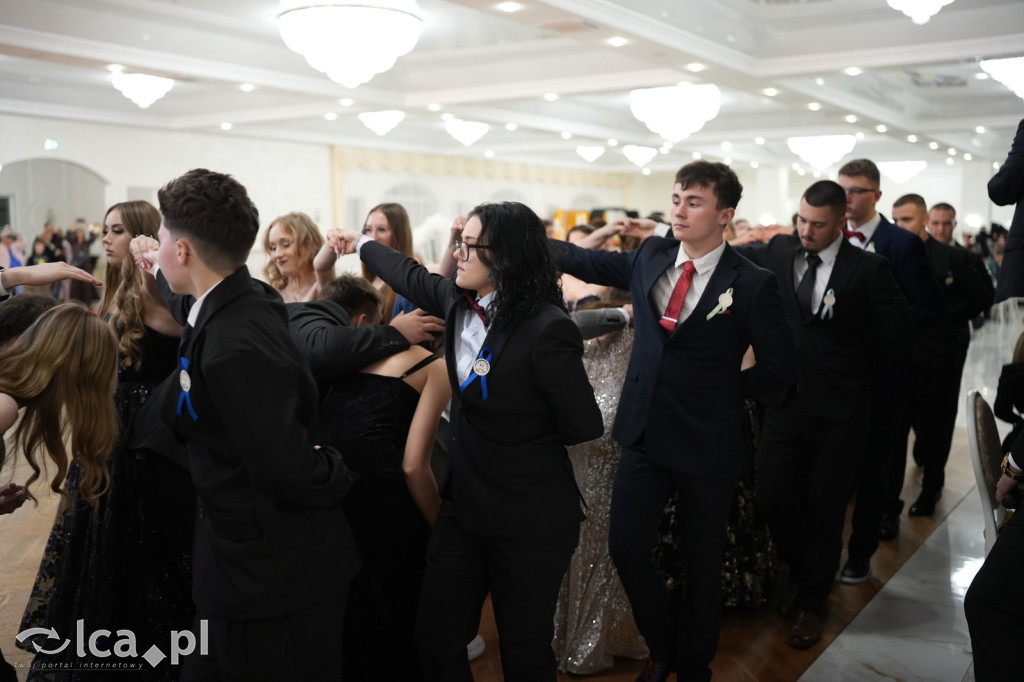 Mundurowa elegancja w Lubinie. Studniówka VII LO