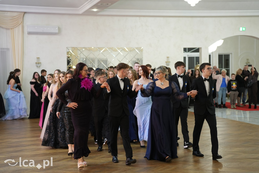 Mundurowa elegancja w Lubinie. Studniówka VII LO