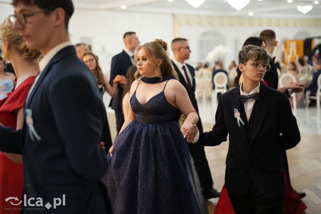 Mundurowa elegancja w Lubinie. Studniówka VII LO