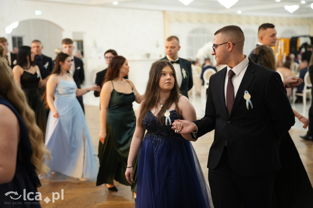 Mundurowa elegancja w Lubinie. Studniówka VII LO