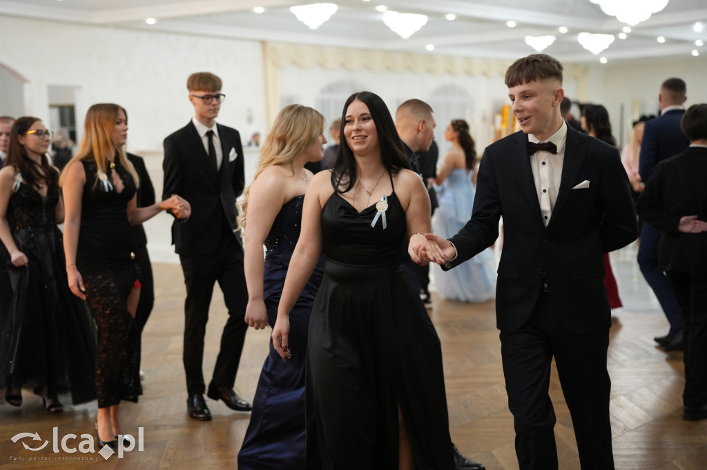 Mundurowa elegancja w Lubinie. Studniówka VII LO