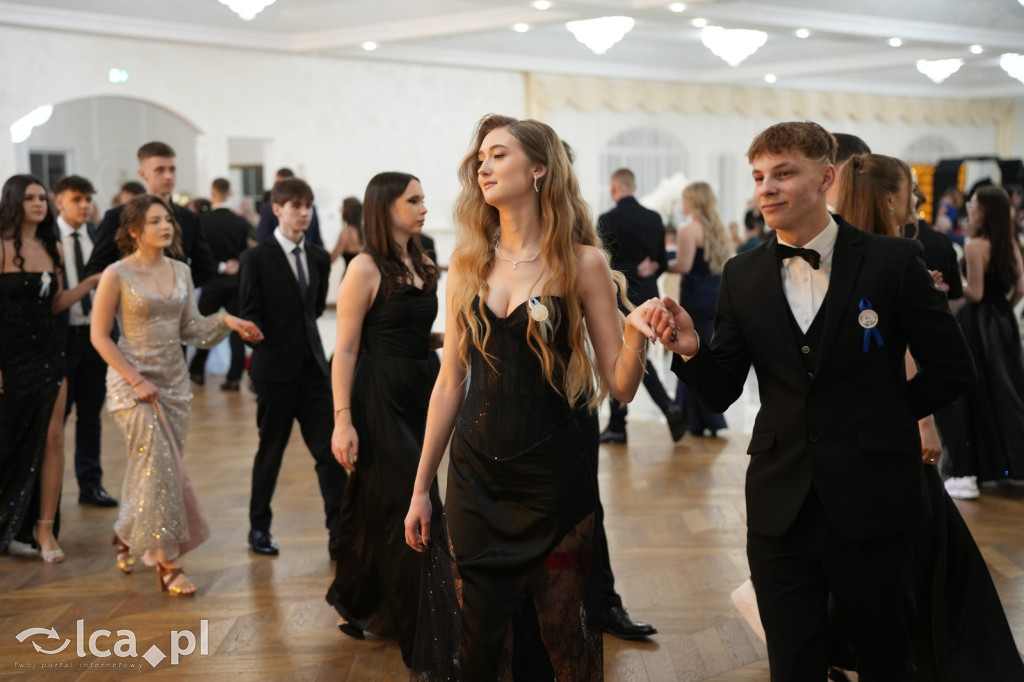 Mundurowa elegancja w Lubinie. Studniówka VII LO