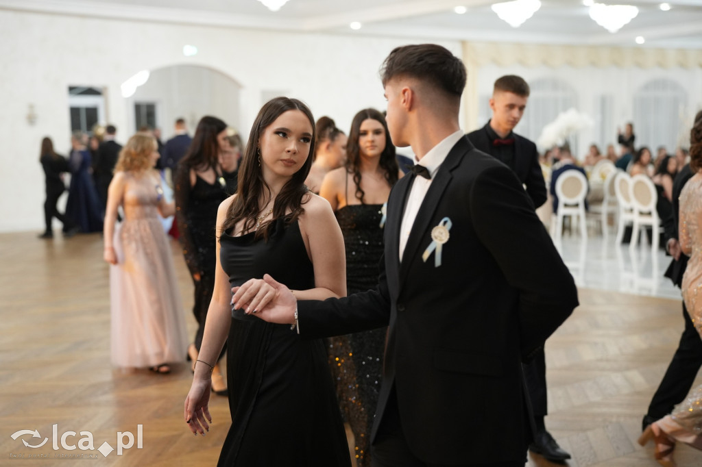 Mundurowa elegancja w Lubinie. Studniówka VII LO