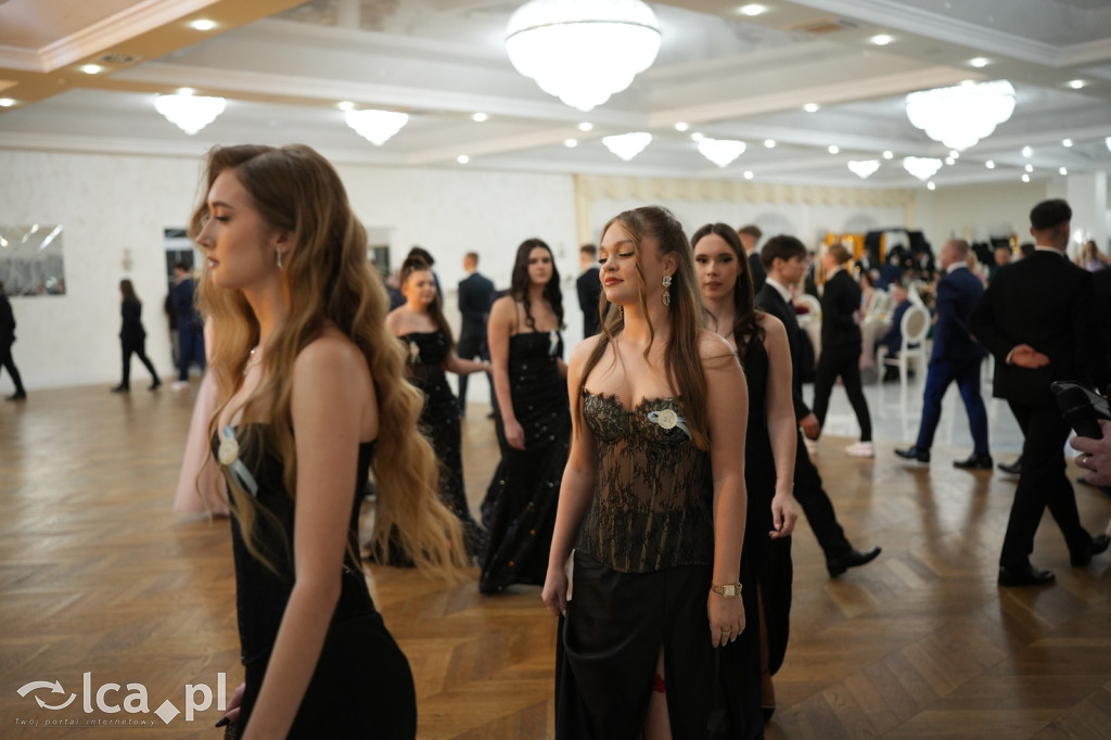 Mundurowa elegancja w Lubinie. Studniówka VII LO