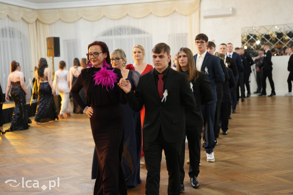 Mundurowa elegancja w Lubinie. Studniówka VII LO