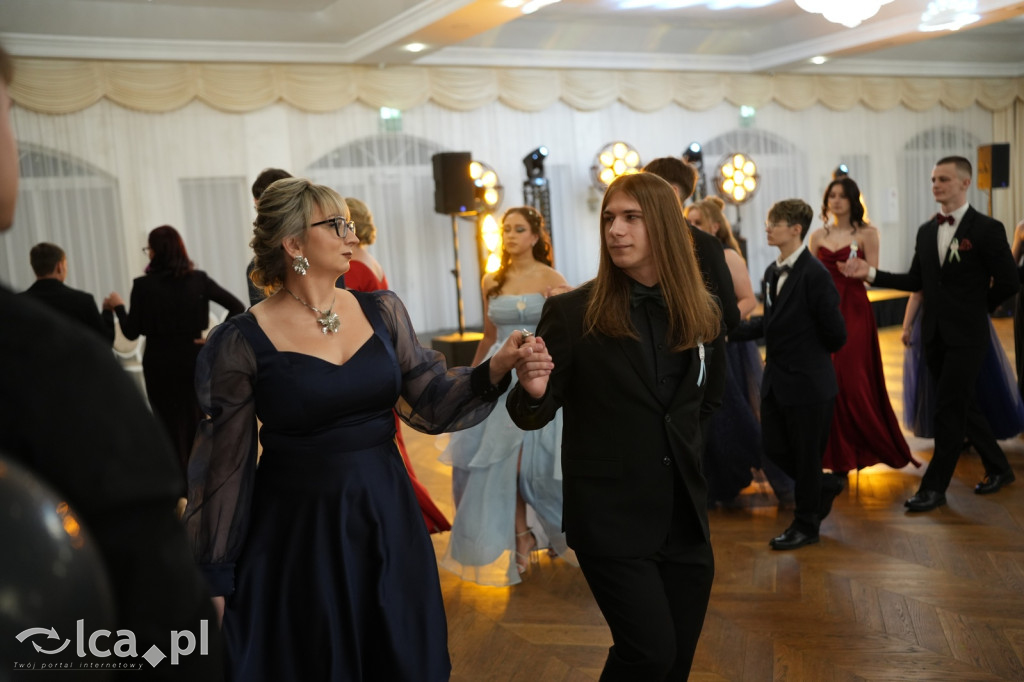 Mundurowa elegancja w Lubinie. Studniówka VII LO