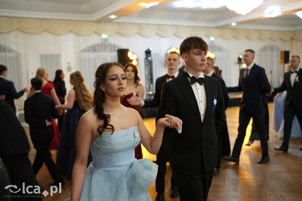 Mundurowa elegancja w Lubinie. Studniówka VII LO