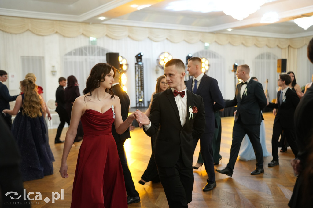 Mundurowa elegancja w Lubinie. Studniówka VII LO