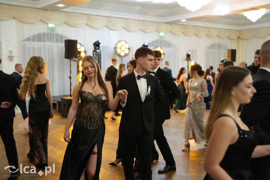 Mundurowa elegancja w Lubinie. Studniówka VII LO