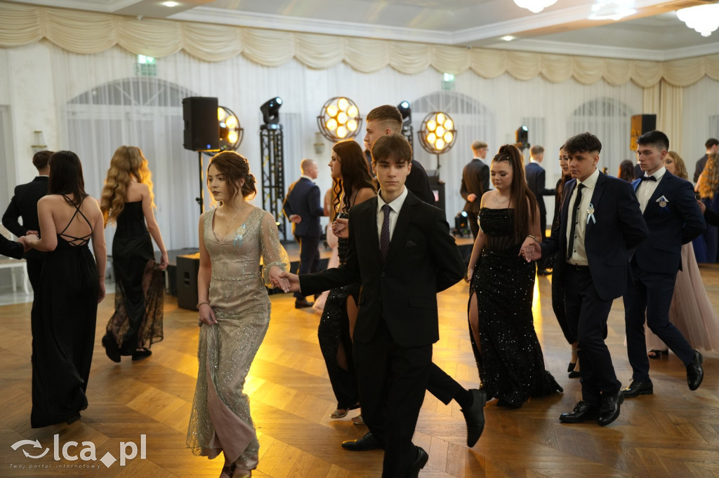 Mundurowa elegancja w Lubinie. Studniówka VII LO