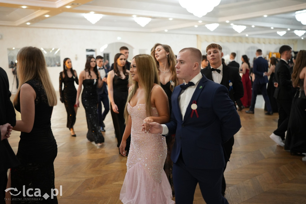 Mundurowa elegancja w Lubinie. Studniówka VII LO