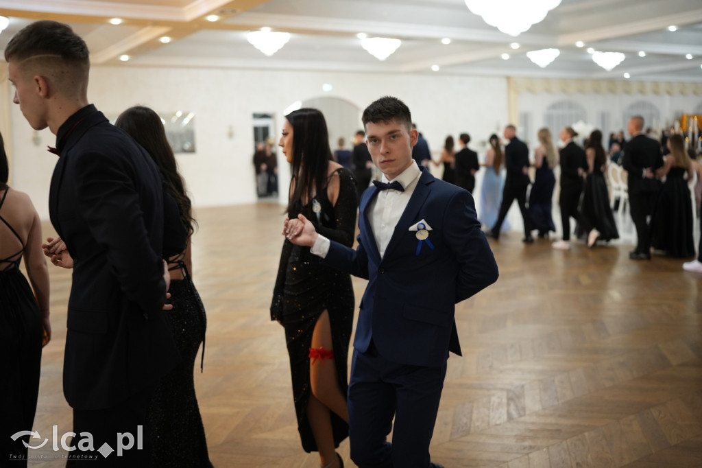 Mundurowa elegancja w Lubinie. Studniówka VII LO