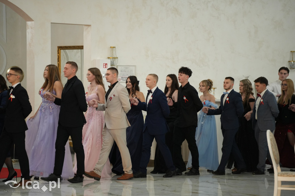 Mundurowa elegancja w Lubinie. Studniówka VII LO