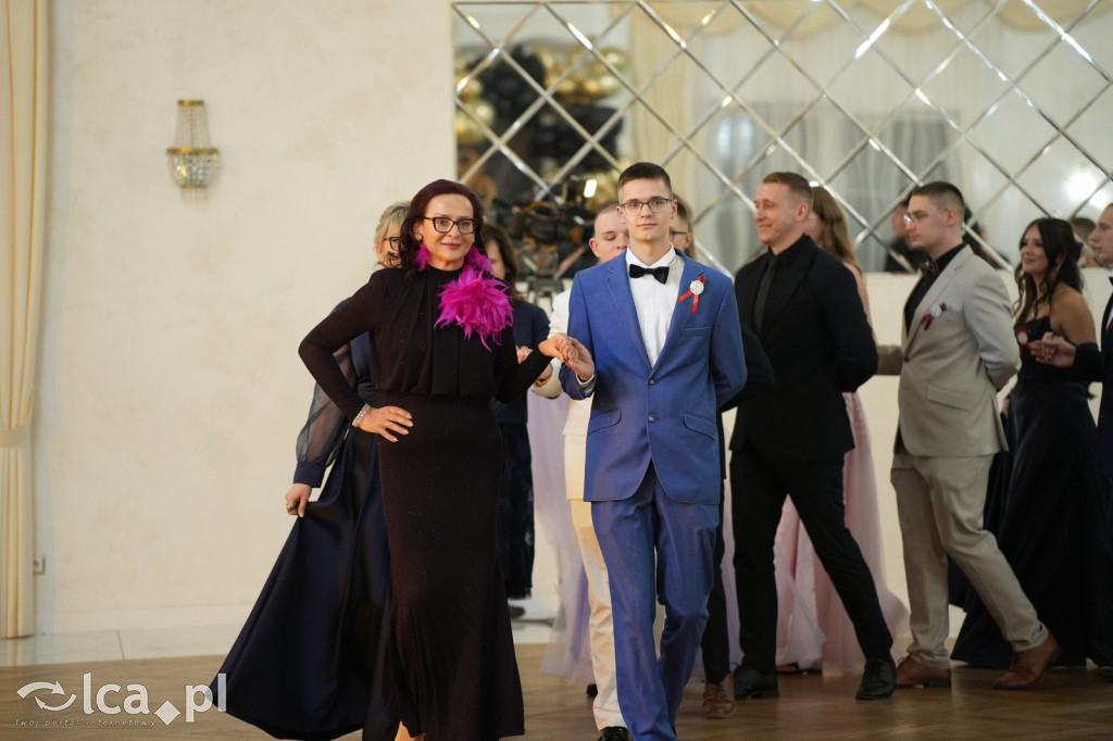 Mundurowa elegancja w Lubinie. Studniówka VII LO