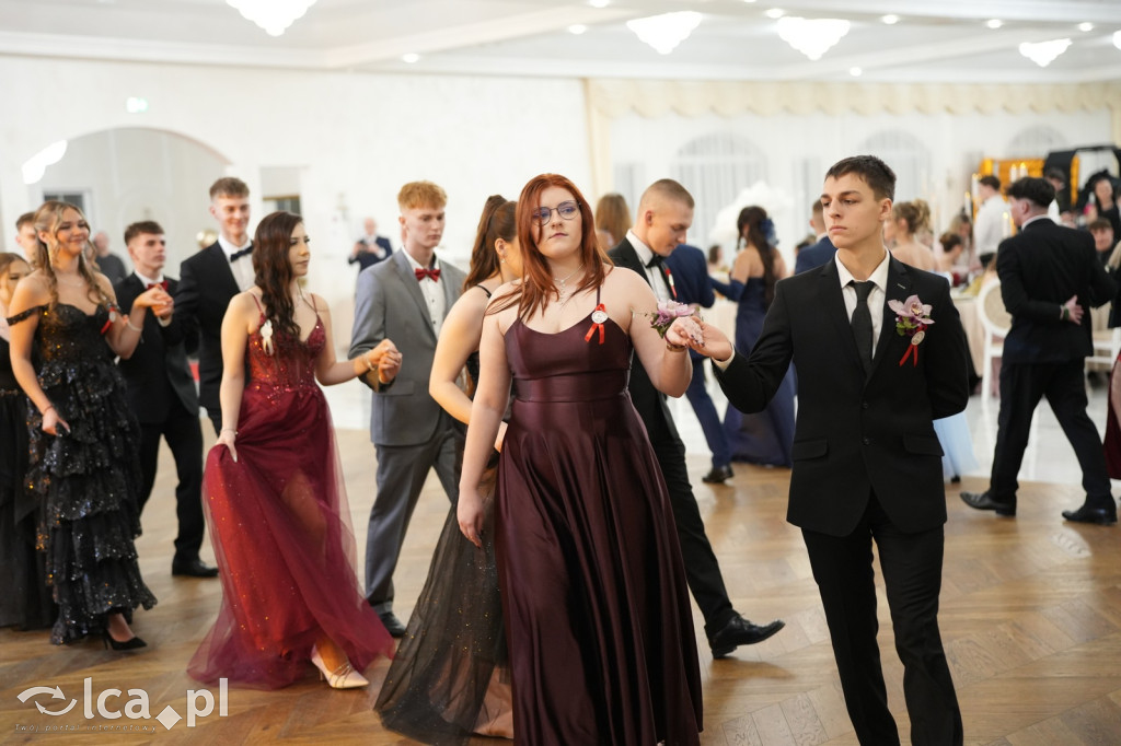 Mundurowa elegancja w Lubinie. Studniówka VII LO