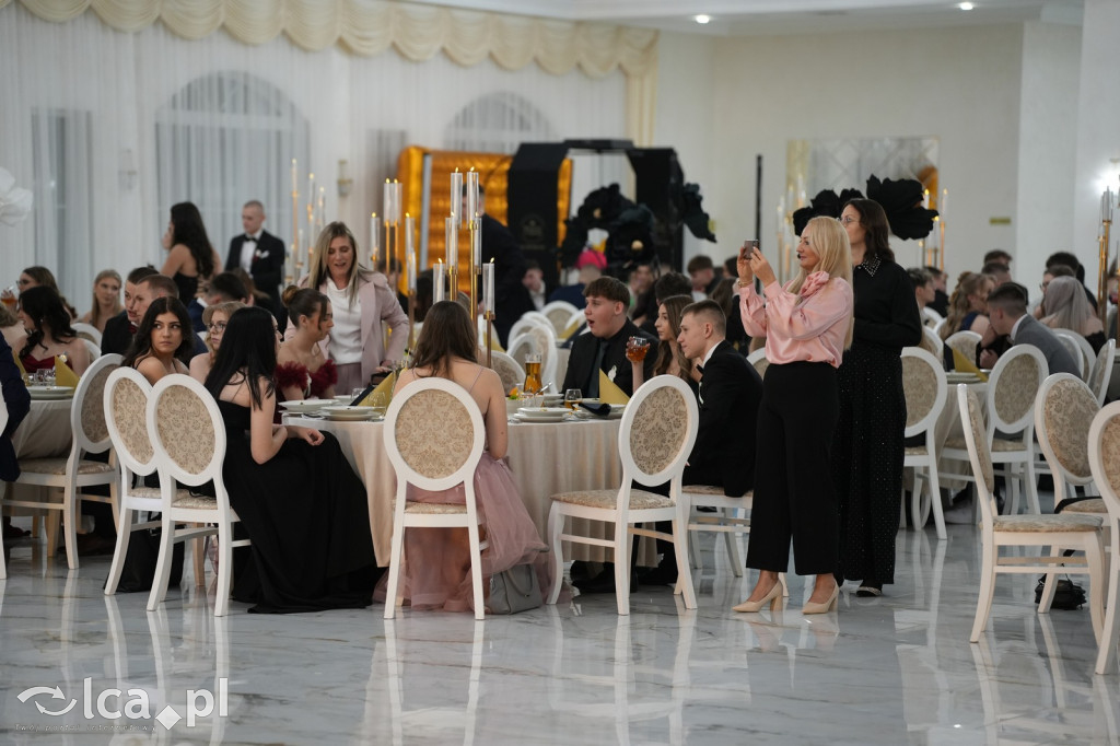 Mundurowa elegancja w Lubinie. Studniówka VII LO