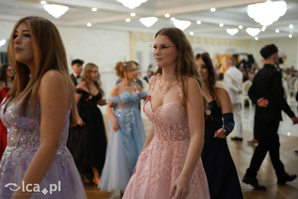 Mundurowa elegancja w Lubinie. Studniówka VII LO