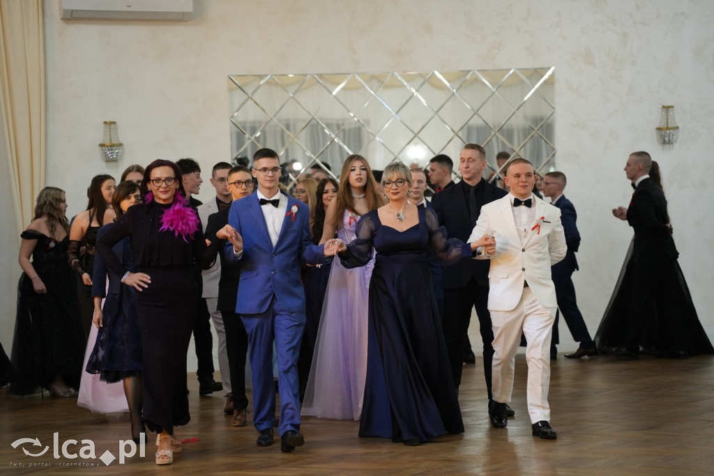Mundurowa elegancja w Lubinie. Studniówka VII LO