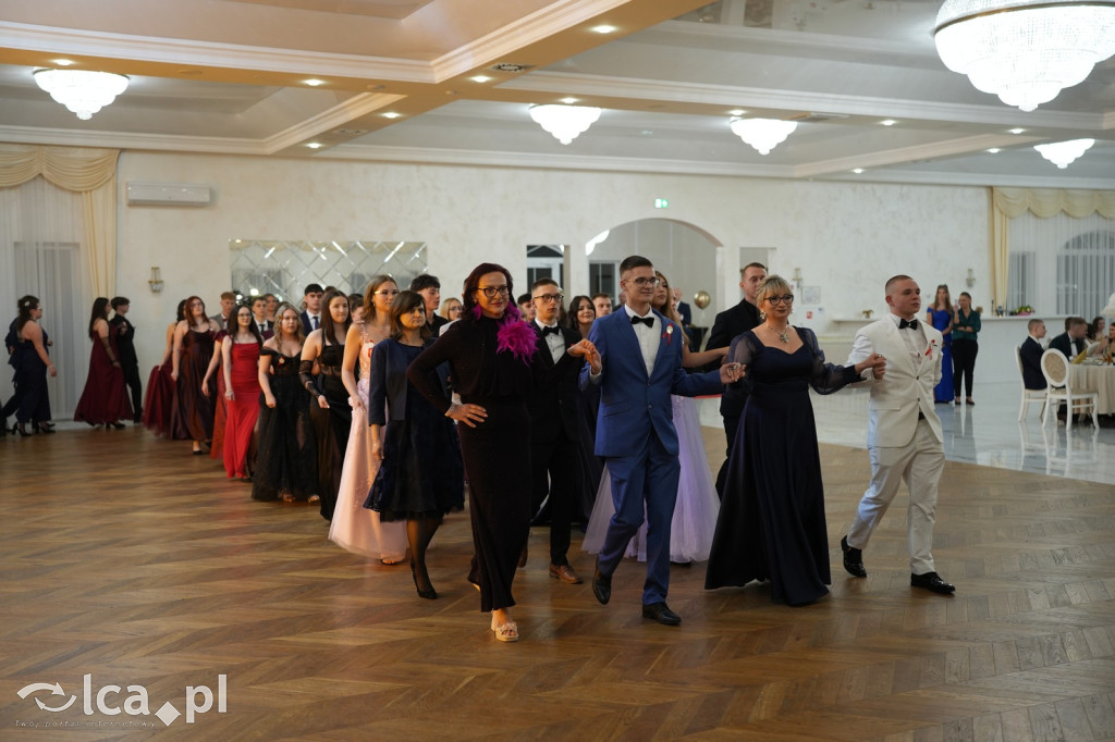 Mundurowa elegancja w Lubinie. Studniówka VII LO