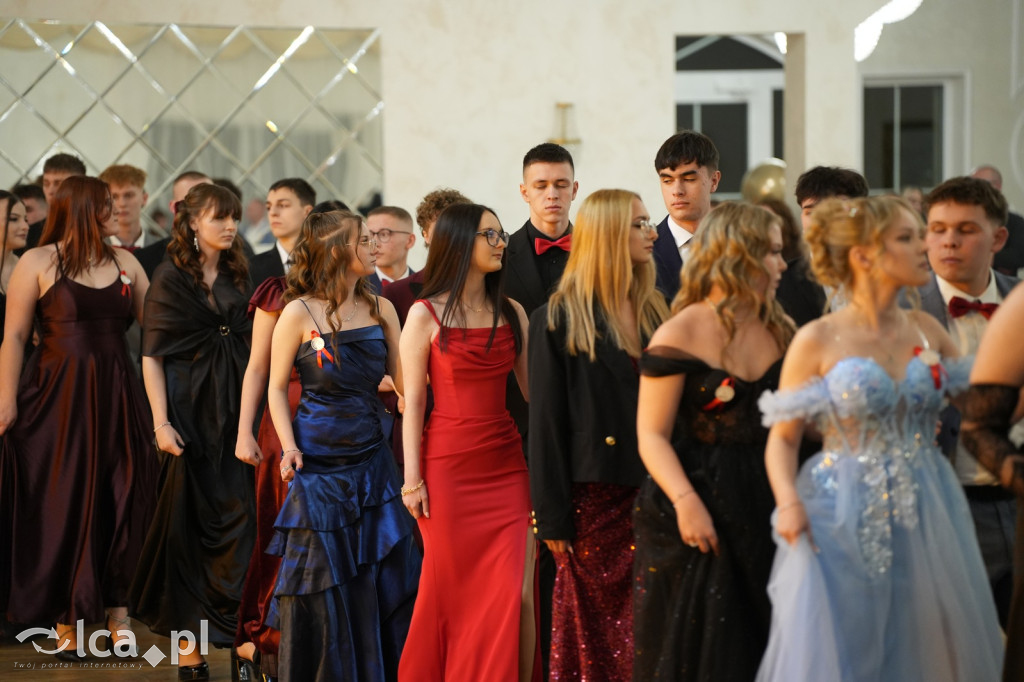 Mundurowa elegancja w Lubinie. Studniówka VII LO