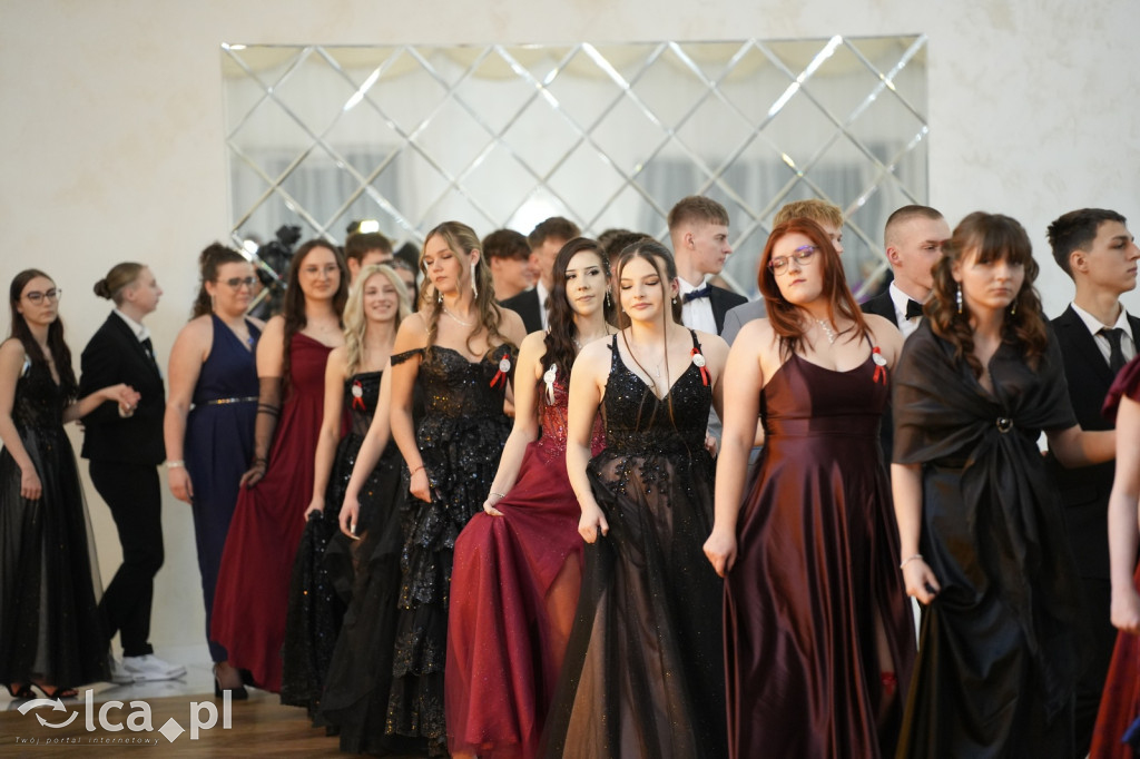 Mundurowa elegancja w Lubinie. Studniówka VII LO