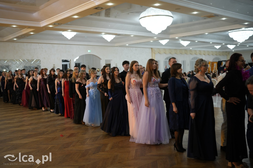 Mundurowa elegancja w Lubinie. Studniówka VII LO