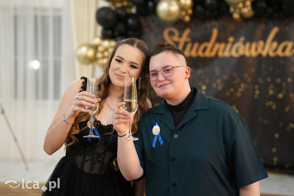 Mundurowa elegancja w Lubinie. Studniówka VII LO